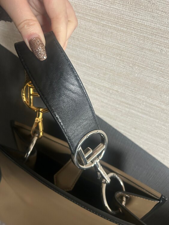 レアカラー　FENDI ラナウェイ（ブランドバッグ）の商品画像 - 査定依頼日：2025年3月12日 - 最高査定価格：60,000円