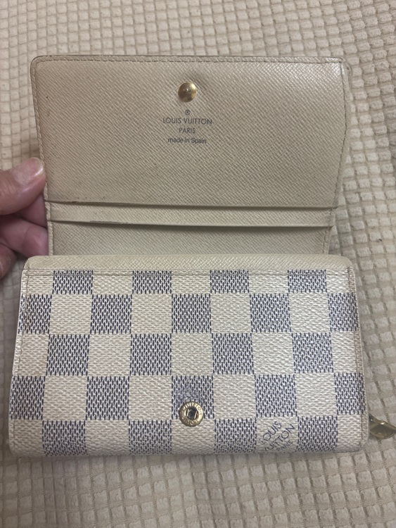 二つ折り財布（ブランドバッグ）の商品画像 - 査定依頼日：2025年7月4日 - 最高査定価格：10,000円