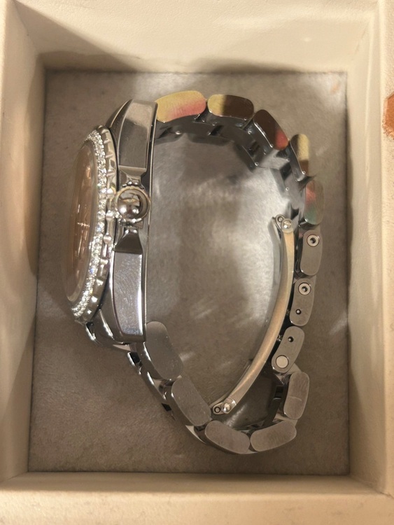 J12  クロマティック（高級時計）の商品画像 - 査定依頼日：2025年8月30日 - 最高査定価格：700,000円