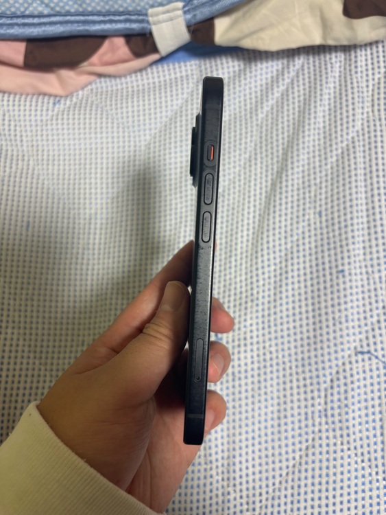 iPhone15ブラック　赤ロムです。（スマホ）の商品画像 - 査定依頼日：2025年6月8日 - 最高査定価格：73,000円