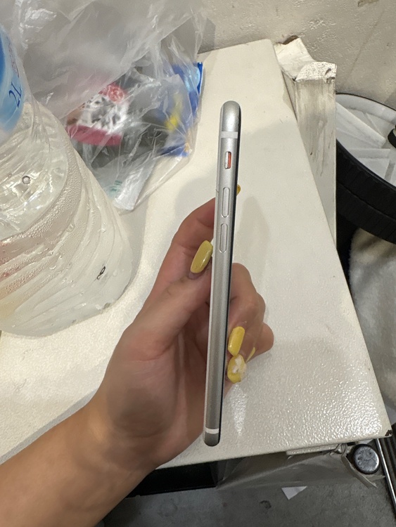 iPhone iPhoneSE 128GB Softbank（スマホ）の商品画像 - 査定依頼日：2026年7月18日 - 最高査定価格：4,500円