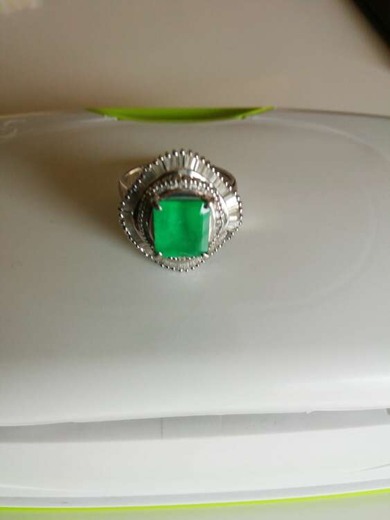 エメラルドとダイヤ写真有（宝石）の商品画像 - 査定依頼日：2024年4月12日 - 最高査定価格：150,000円