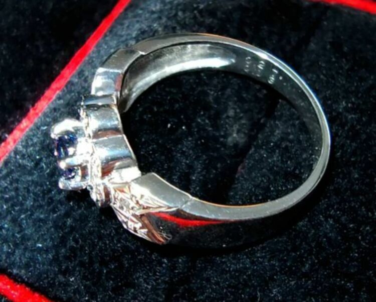 サファイヤリング。鑑定書見つからず（宝石）の商品画像 - 査定依頼日：2025年11月12日 - 最高査定価格：100,000円