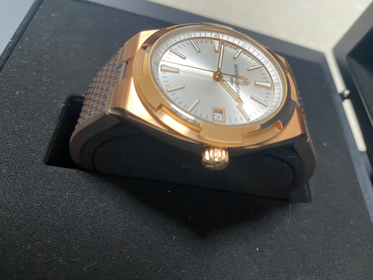 ヴァシュロン コンスタンタン オーヴァーシーズ 4500V/000R-B12（高級時計）の商品画像 - 査定依頼日：2025年3月1日 - 最高査定価格：4,260,000円