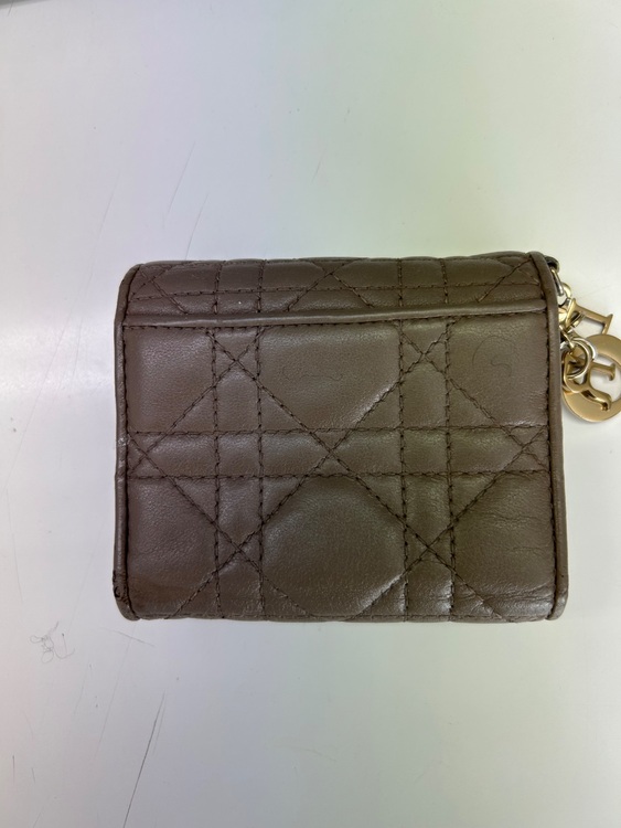 ディオール　カナージュ　三つ折り財布ラムレザーチャームあり（ブランド財布・小物）の商品画像 - 査定依頼日：2025年9月19日 - 最高査定価格：100,000円