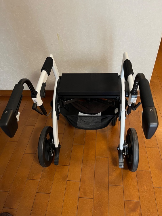 actmore車椅子　歩行器にもなる（介護用品）の商品画像 - 査定依頼日：2025年7月26日 - 最高査定価格：5,000円