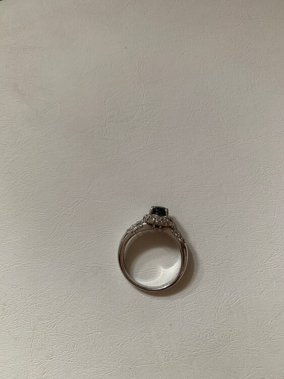 ブルーサファイア　（宝石）の商品画像 - 査定依頼日：2024年2月28日 - 最高査定価格：40,000円