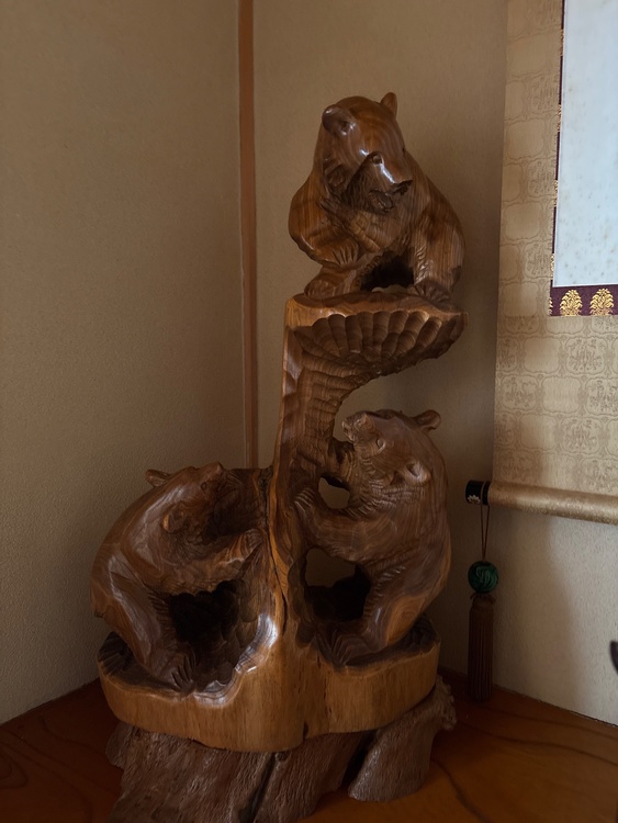 木彫りの熊　高さ67cm（美術品・骨董品）の商品画像 - 査定依頼日：2026年9月21日 - 最高査定価格：3,000円