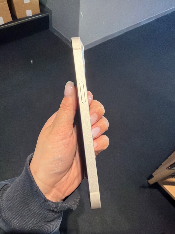 iPhone 13 256GB Softbank（スマホ）の商品画像 - 査定依頼日：2026年1月27日 - 最高査定価格：36,000円