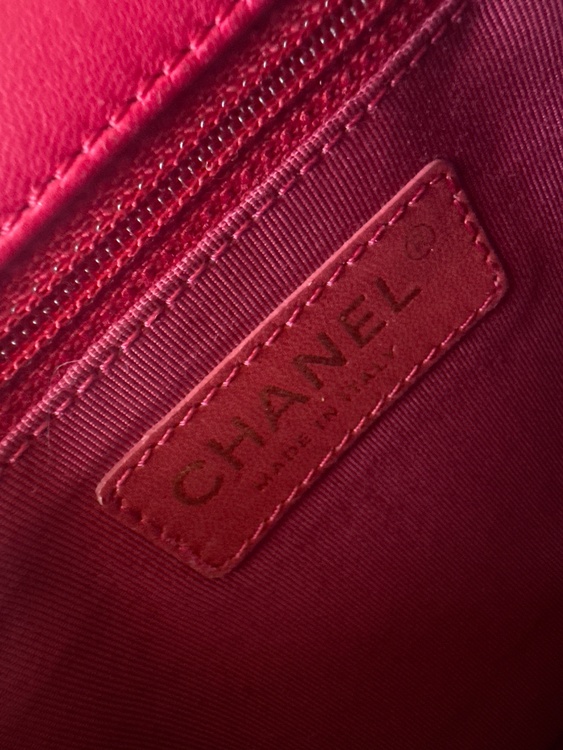 CHANELデザインステッチ ショルダーバッグ赤（ブランドバッグ）の商品画像 - 査定依頼日：2026年4月27日 - 最高査定価格：300,000円