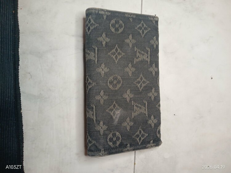 二つ折り財布（ブランド財布・小物）の商品画像 - 査定依頼日：2026年4月21日 - 最高査定価格：18,000円