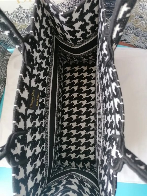 ブックトート 千鳥柄（ブランドバッグ）の商品画像 - 査定依頼日：2023年9月1日 - 最高査定価格：250,000円