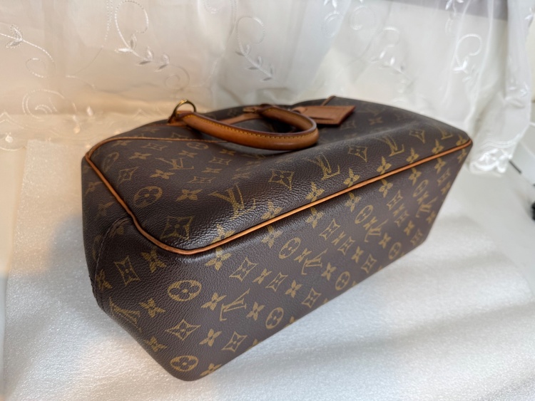 ルイヴィトンモノグラムドーヴィル（ブランドバッグ）の商品画像 - 査定依頼日：2026年4月14日 - 最高査定価格：100,000円