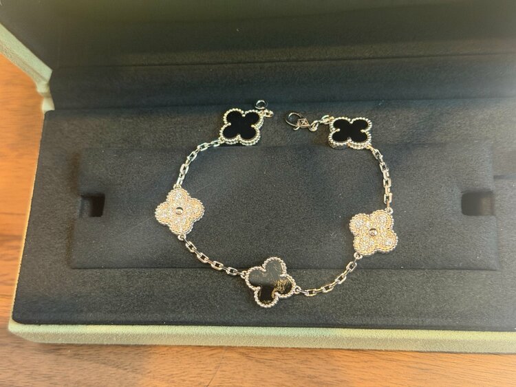 ヴィンテージ アルハンブラ ブレスレット、5モチーフ WGダイヤ・オニキス（金・貴金属）の商品画像 - 査定依頼日：2026年5月9日 - 最高査定価格：2,300,000円