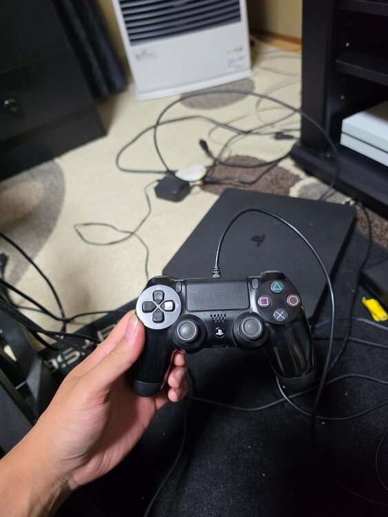 プレイステーション4 CUH-2000A（ゲーム機本体・ゲームソフト）の商品画像 - 査定依頼日：2026年9月30日 - 最高査定価格：11,000円