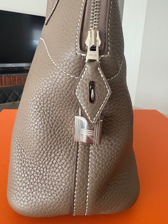 トリヨンクレマンス エトゥープ シルバー金具 X:2016年（ブランドバッグ）の商品画像 - 査定依頼日：2026年1月13日 - 最高査定価格：750,000円