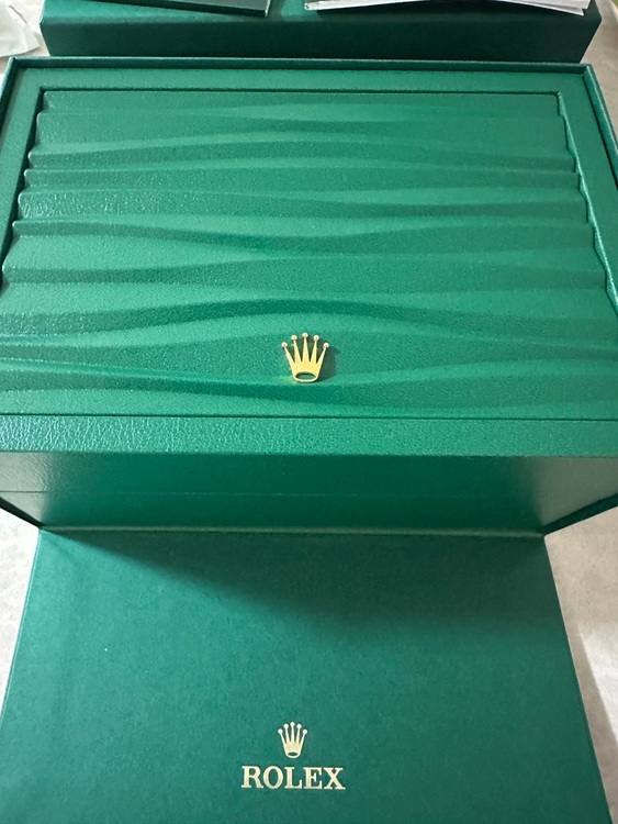 ロレックス GMTマスター 126710blnq（高級時計）の商品画像 - 査定依頼日：2025年10月6日 - 最高査定価格：2,620,000円