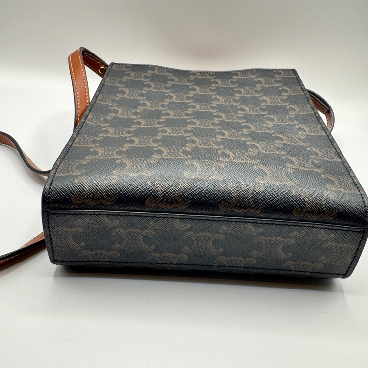 CELINE Mini Vertical Cabas In Triomphe （ブランドバッグ）の商品画像 - 査定依頼日：2025年6月28日 - 最高査定価格：70,000円