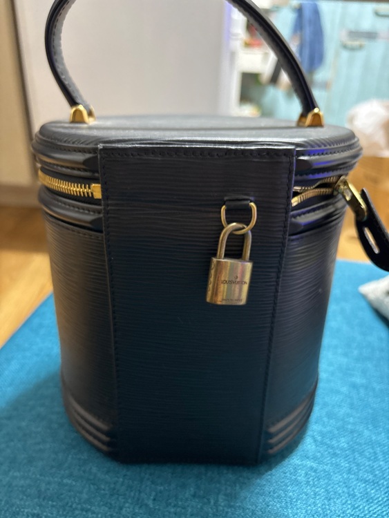 ルイヴィトン エピ （ブランドバッグ）の商品画像 - 査定依頼日：2025年6月29日 - 最高査定価格：25,000円