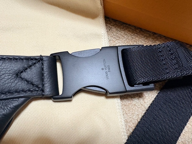 商品名：ディスカバリー・バムバッグ PM 素材：モノグラム・シャドウ レザー カラー：ノワール（ブラック） 型番：M46036（ブランドバッグ）の商品画像 - 査定依頼日：2026年9月11日 - 最高査定価格：100,000円