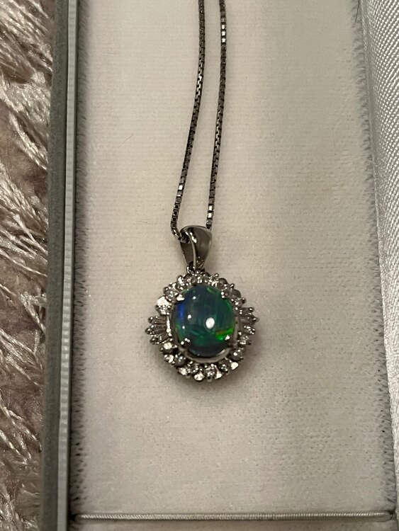 オーバルカボションカット 天然オパールペンダント（金・貴金属）の商品画像 - 査定依頼日：2025年3月24日 - 最高査定価格：50,000円