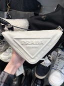 トライアングル レザー ショルダーバッグ ホワイト（ブランドバッグ）の商品画像 - 査定依頼日：2025年7月28日 - 最高査定価格：160,000円