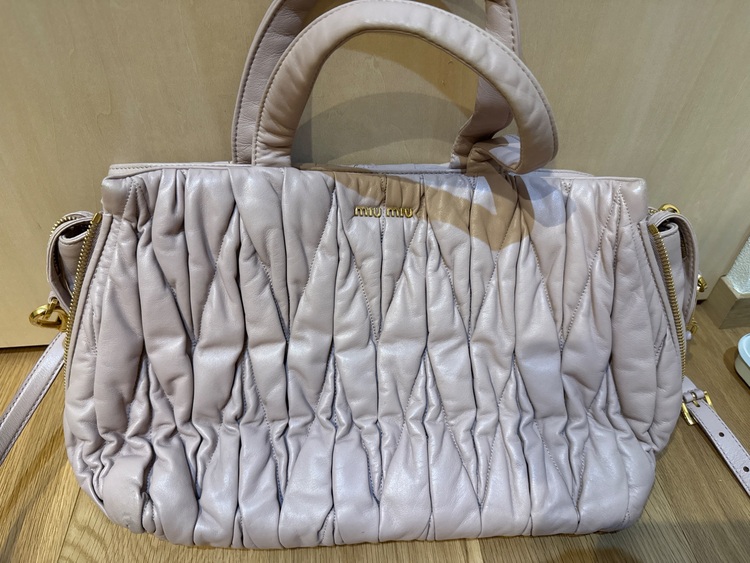 ミュウミュウ  （ブランドバッグ）の商品画像 - 査定依頼日：2025年6月25日 - 最高査定価格：25,000円