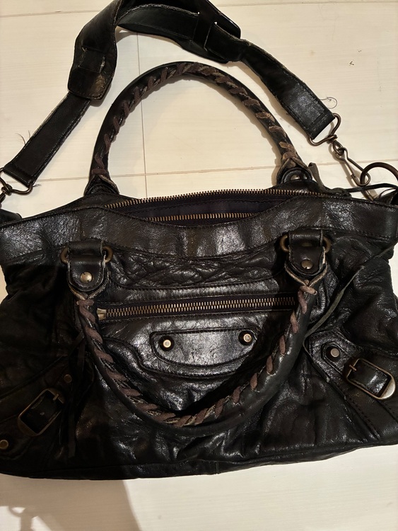 バレンシアガ  （ブランドバッグ）の商品画像 - 査定依頼日：2025年9月22日 - 最高査定価格：30,000円