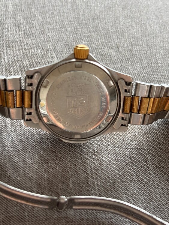 タグホイヤー その他 2000 professionak（高級時計）の商品画像 - 査定依頼日：2025年4月18日 - 最高査定価格：30,000円