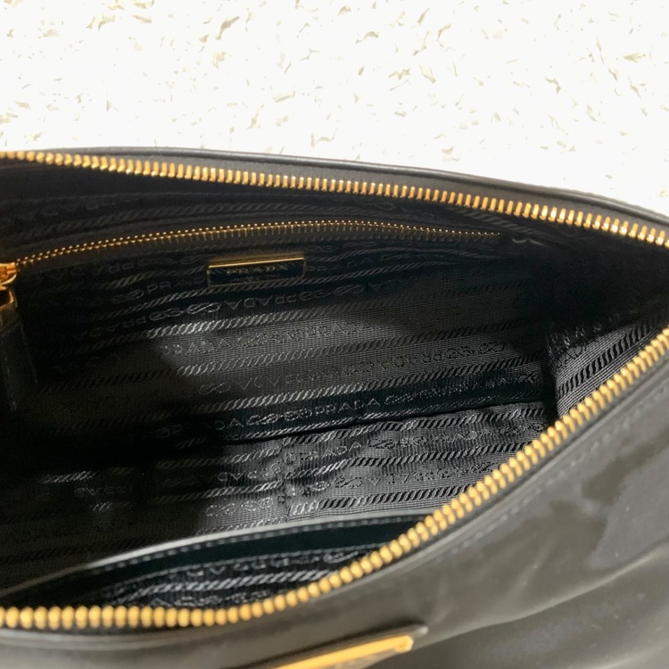 PRADA エメ パドロック付 ラージ Re-Nylon xレザー（ブランドバッグ）の商品画像 - 査定依頼日：2025年9月13日 - 最高査定価格：190,000円