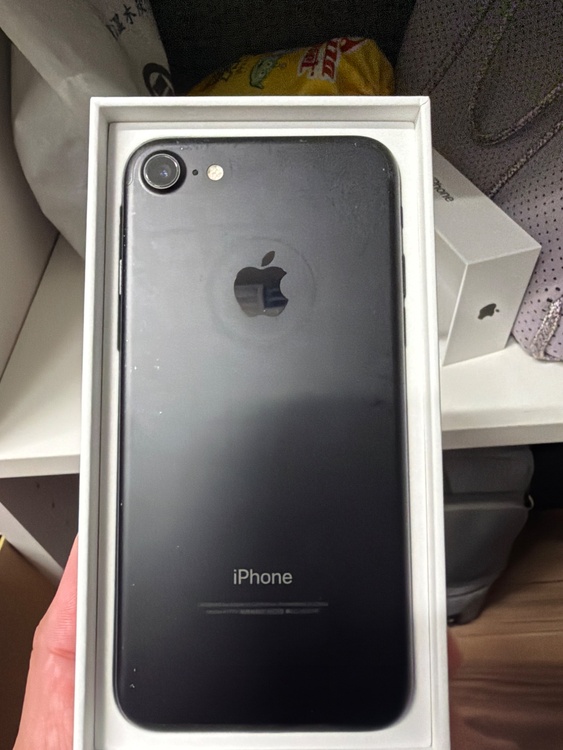 iPhone7 128GB Softbank（スマホ）の商品画像 - 査定依頼日：2026年5月3日 - 最高査定価格：4,000円