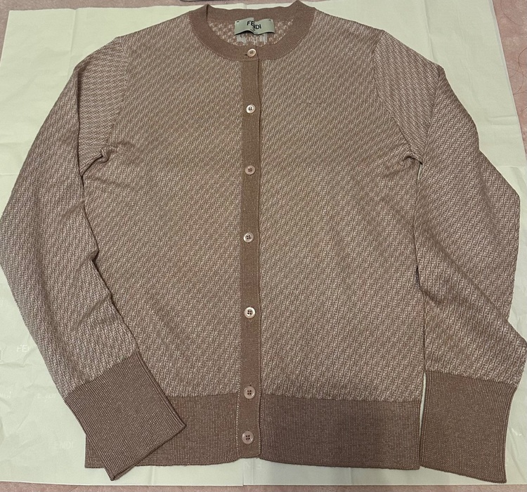 フェンディカーディガン（古着・ファッション）の商品画像 - 査定依頼日：2025年8月24日 - 最高査定価格：3,000円