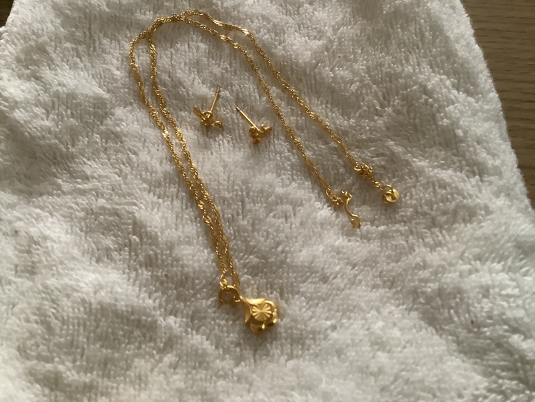 ネックレス、ピアス（金・貴金属）の商品画像 - 査定依頼日：2025年8月27日 - 最高査定価格：90,000円