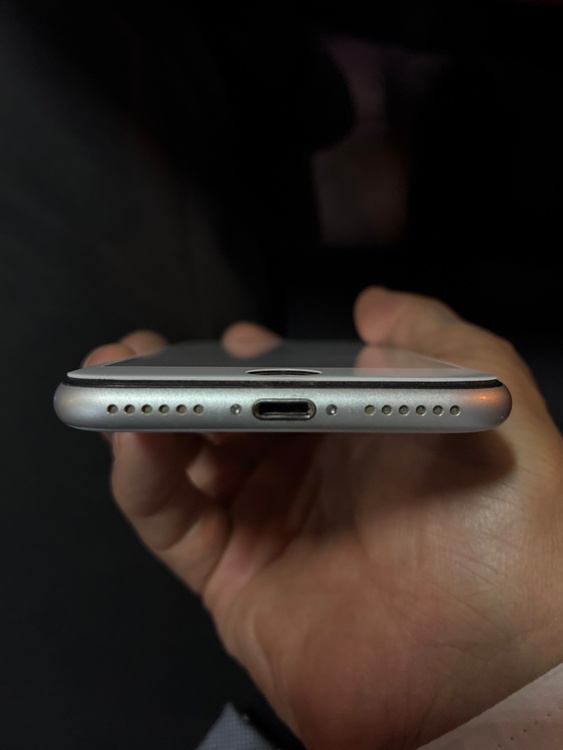 iPhone SE (第 2 世代) 256GB docomo（スマホ）の商品画像 - 査定依頼日：2026年4月18日 - 最高査定価格：18,000円