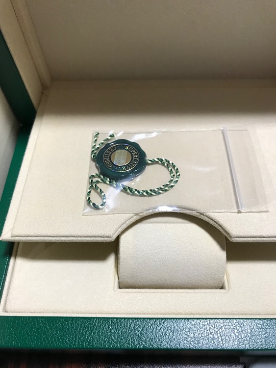 オイスターパーペチュアル114300ダークロジウム39（高級時計）の商品画像 - 査定依頼日：2022年8月3日 - 最高査定価格：860,000円