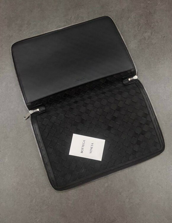 ボッテガイントレチャートレザーポーチか（ブランドバッグ）の商品画像 - 査定依頼日：2025年4月14日 - 最高査定価格：55,000円