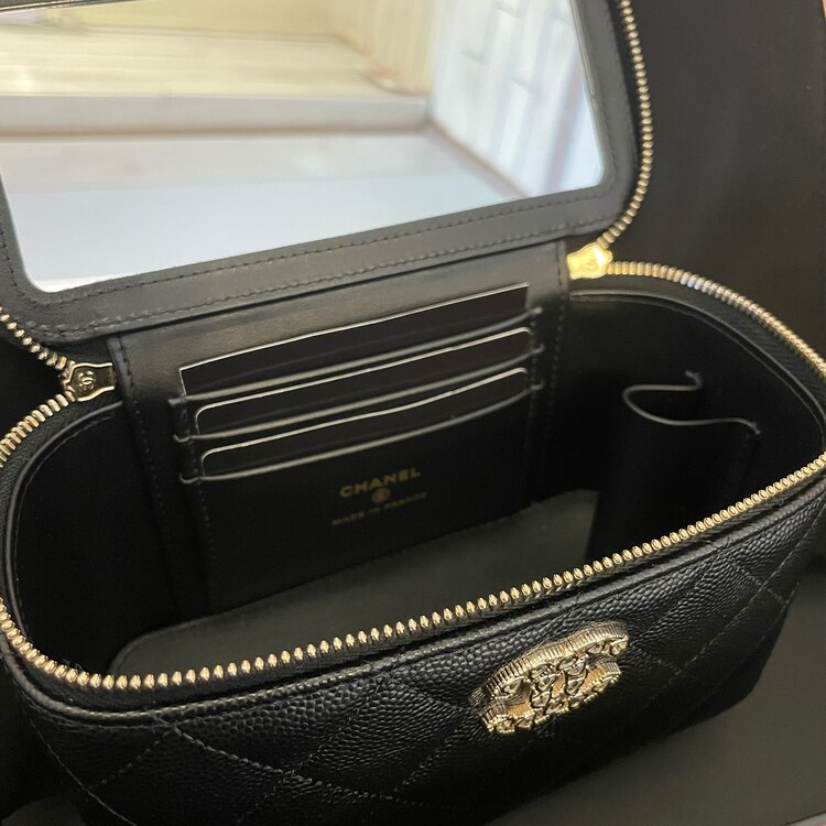 CHANEL 25P マトラッセ バニティバッグ キャビアスキン 黒（ブランドバッグ）の商品画像 - 査定依頼日：2025年4月13日 - 最高査定価格：400,000円