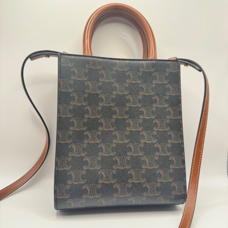 CELINE Mini Vertical Cabas In Triomphe （ブランドバッグ）の商品画像 - 査定依頼日：2025年6月28日 - 最高査定価格：70,000円