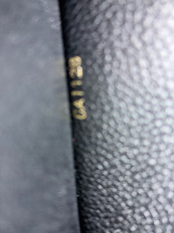 ポルトフォイユ・ヴィクトリーヌ CA1128（ブランド財布・小物）の商品画像 - 査定依頼日：2025年6月17日 - 最高査定価格：20,000円