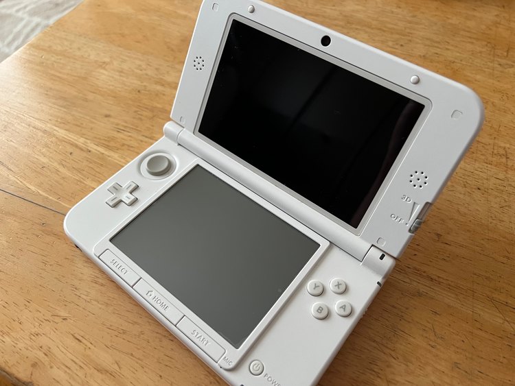 ニンテンドー3DSLL本体 ピンク×ホワイト（ゲーム機本体・ゲームソフト）の商品画像 - 査定依頼日：2023年3月14日 - 最高査定価格：5,100円