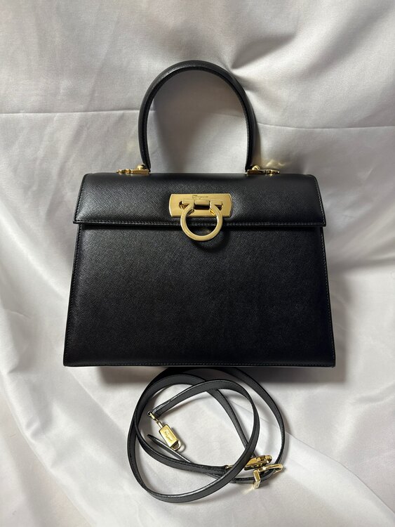 フェラガモ  （ブランドバッグ）の商品画像 - 査定依頼日：2025年5月26日 - 最高査定価格：18,000円