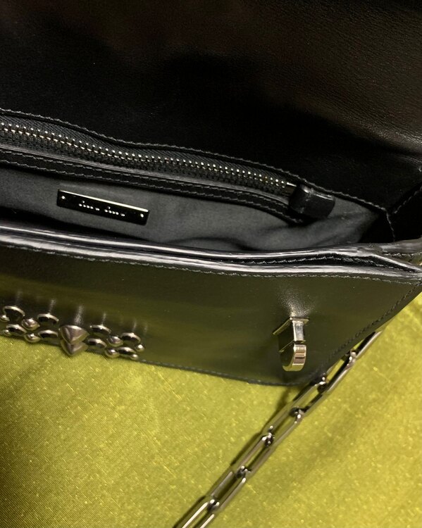 MIUMIU スタッズ ショルダーバッグ（ブランドバッグ）の商品画像 - 査定依頼日：2025年4月16日 - 最高査定価格：20,000円