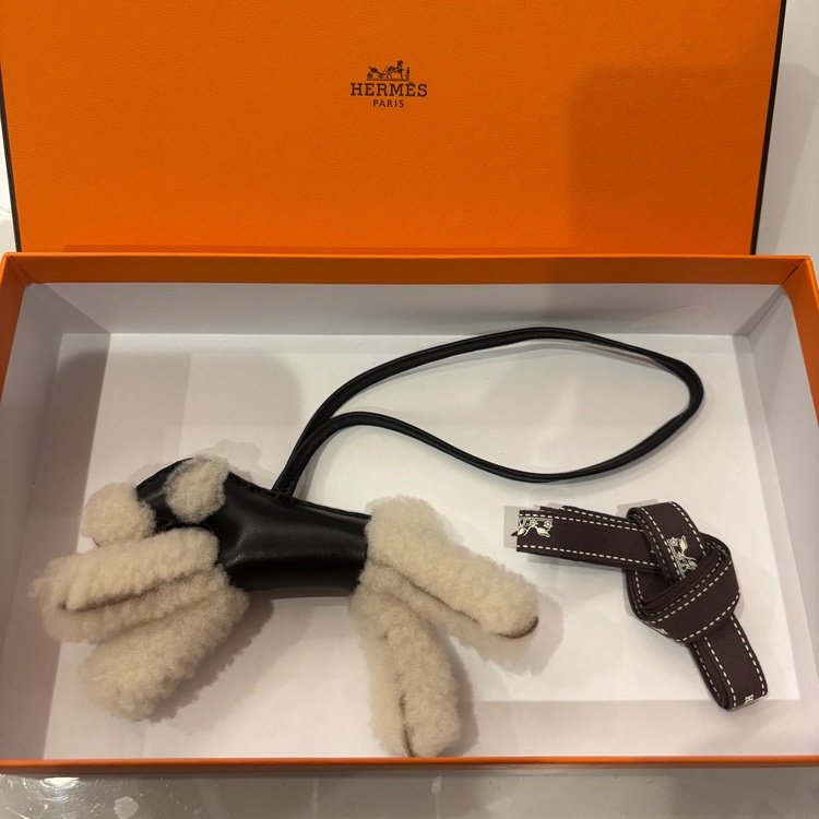 チャーム（ブランド財布・小物）の商品画像 - 査定依頼日：2026年4月8日 - 最高査定価格：85,000円