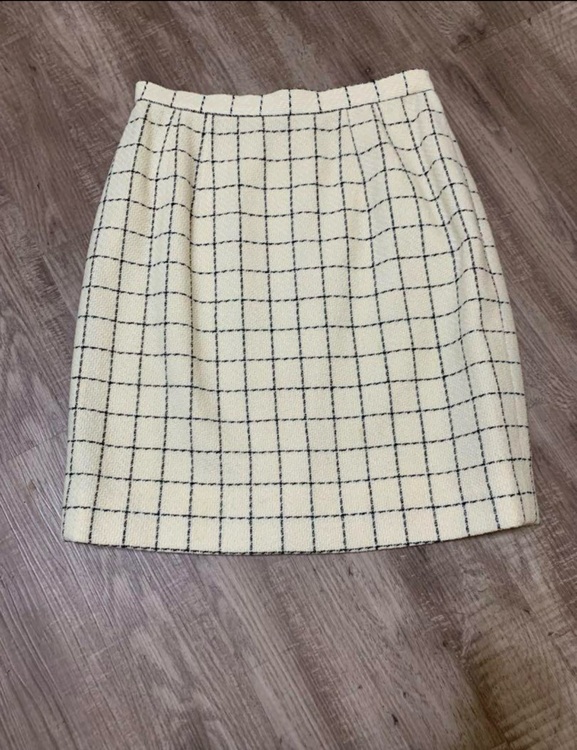 カールラガーフェルドのスカートスーツ（古着・ファッション）の商品画像 - 査定依頼日：2025年6月12日 - 最高査定価格：2,000円