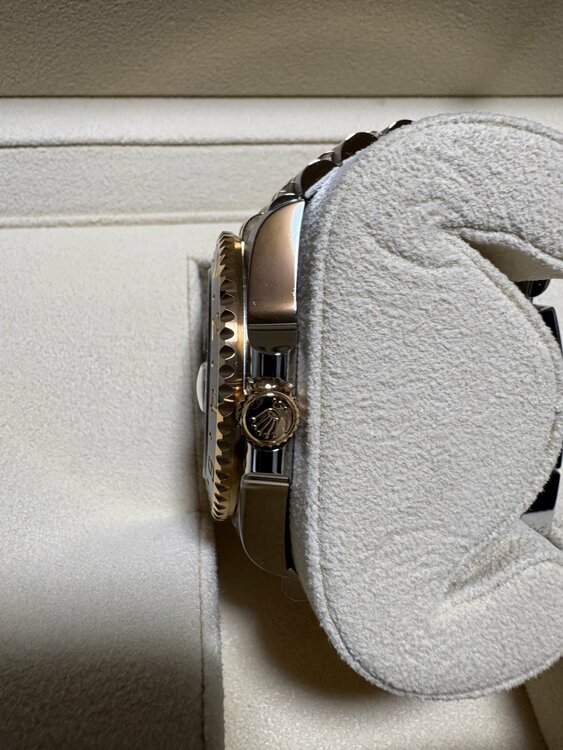 ロレックス GMTマスター 126713GRN（高級時計）の商品画像 - 査定依頼日：2026年1月7日 - 最高査定価格：3,280,000円