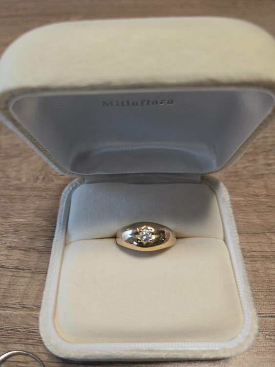 指輪　10.6g　ダイヤあり　内側に0246（金・貴金属）の商品画像 - 査定依頼日：2026年3月10日 - 最高査定価格：230,000円