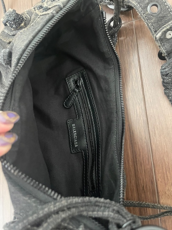 バレンシアガ  （ブランドバッグ）の商品画像 - 査定依頼日：2025年9月2日 - 最高査定価格：140,000円