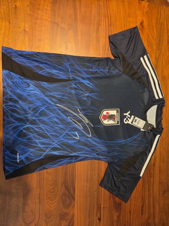 日本代表三笘薫サイン入りユニフォーム（その他のスポーツ用品）の商品画像 - 査定依頼日：2025年10月18日 - 最高査定価格：21,000円