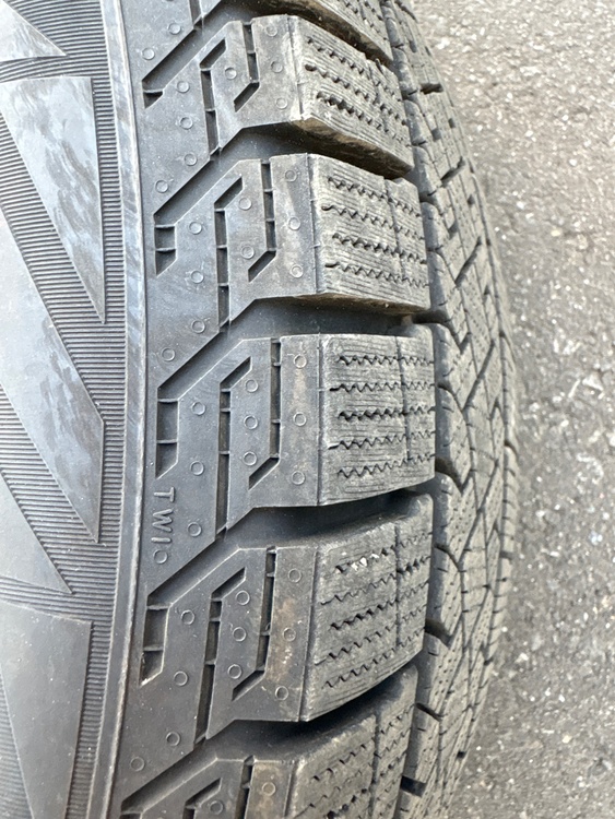 アルミ付きスタッドレスタイヤ（カー用品）の商品画像 - 査定依頼日：2026年4月12日 - 最高査定価格：5,000円