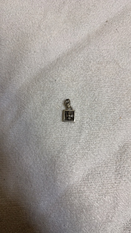 フレームドCHクロスチャーム（古着・ファッション）の商品画像 - 査定依頼日：2026年3月23日 - 最高査定価格：104,000円